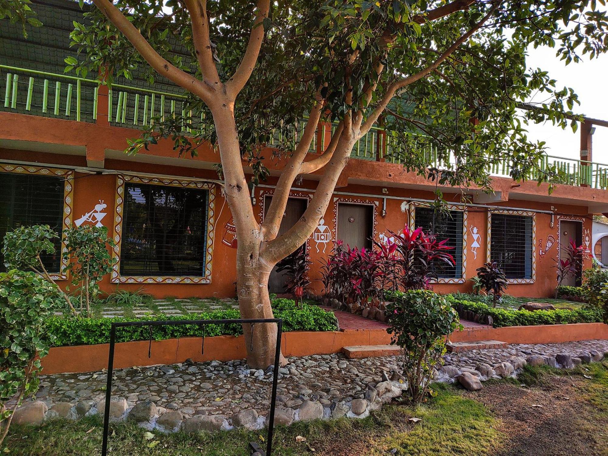 Van Vagdo Resort Rajpipla Exterior foto