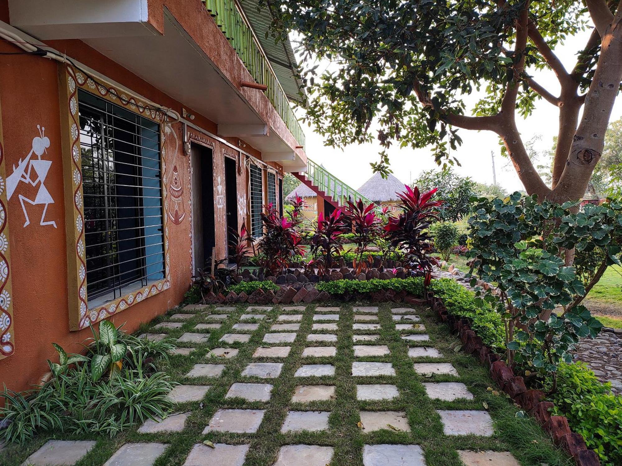 Van Vagdo Resort Rajpipla Exterior foto